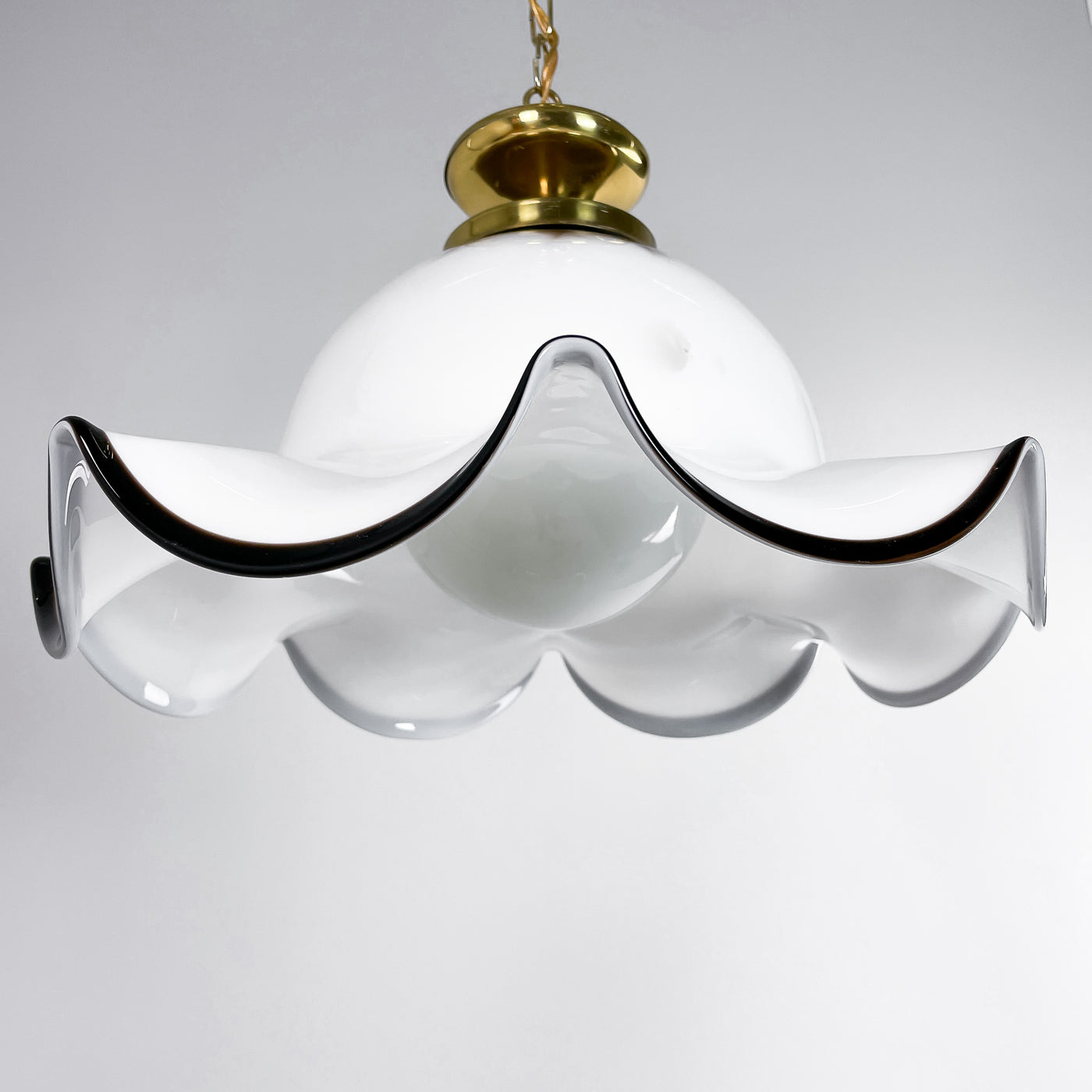 Lampa i böljande glas och mässing