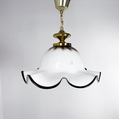 Lampa i böljande glas och mässing