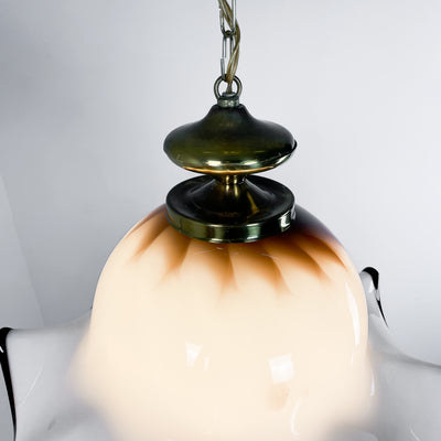Lampa i böljande glas och mässing