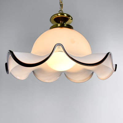 Lampa i böljande glas och mässing