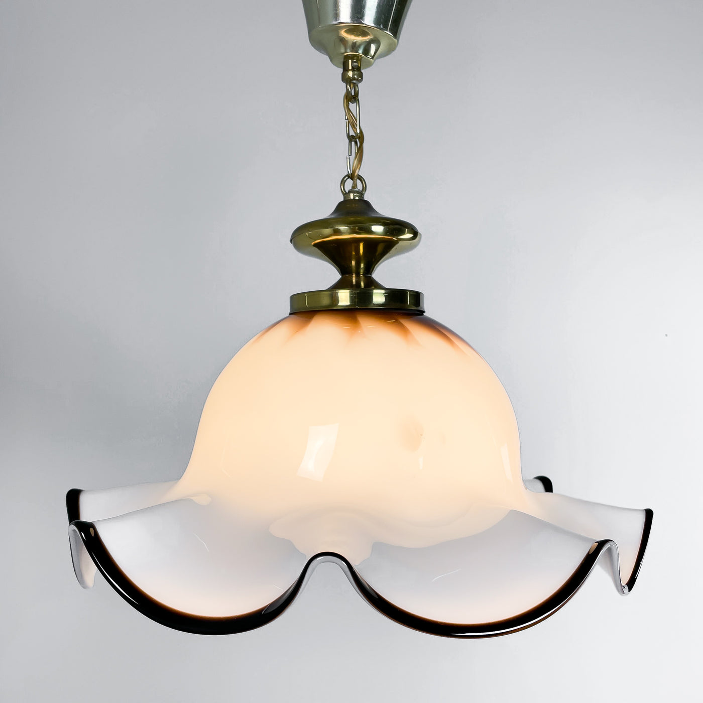 Lampa i böljande glas och mässing