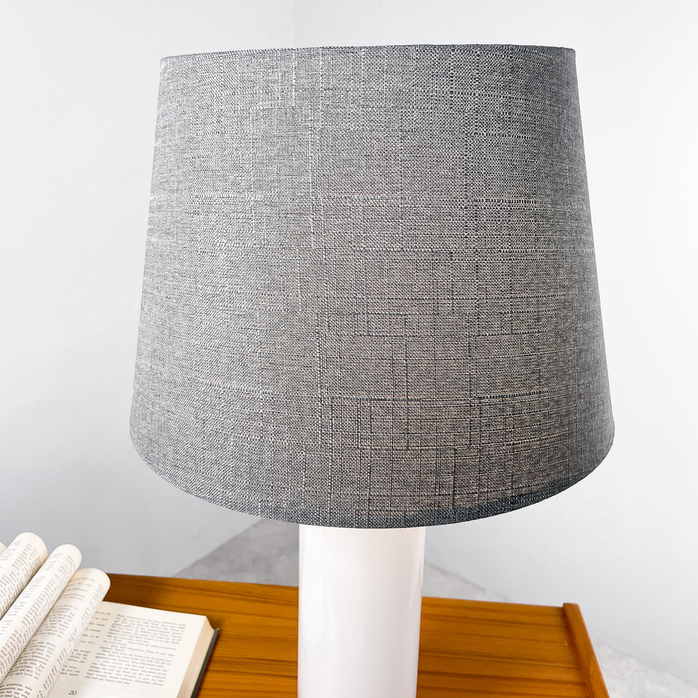 Lampa vit glasfot, grå skärm