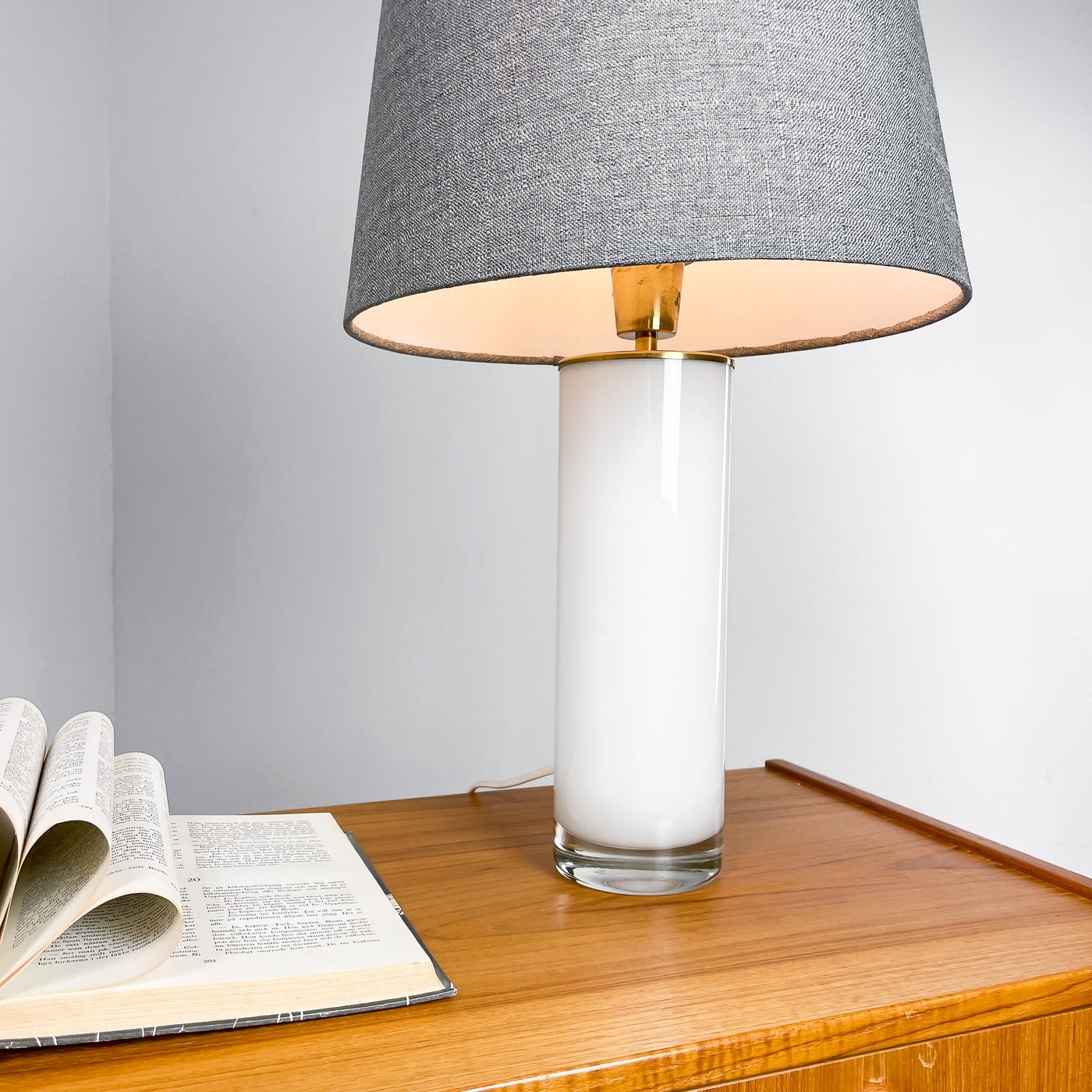 Lampa vit glasfot, grå skärm