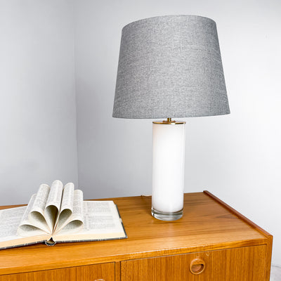Lampa vit glasfot, grå skärm