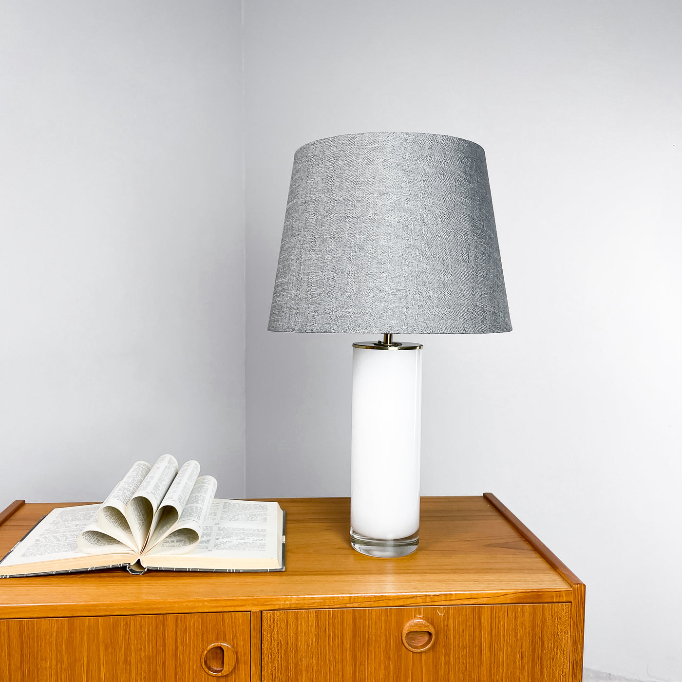 Lampa vit glasfot, grå skärm