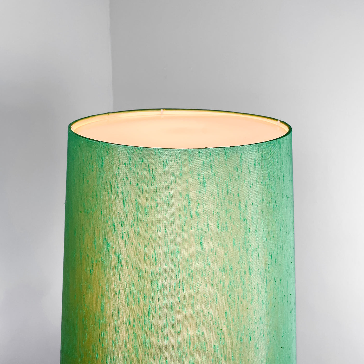 Lampa vit glasfot, grön skärm
