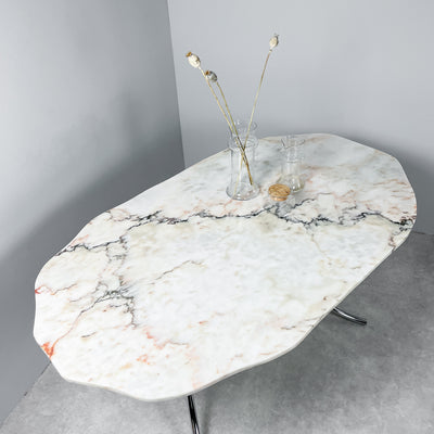 Matbord i marmor med kromade ben