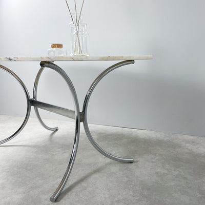 Matbord i marmor med kromade ben