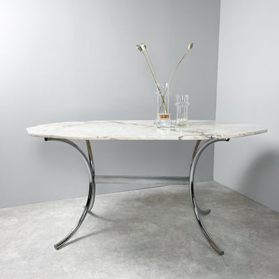 Matbord i marmor med kromade ben