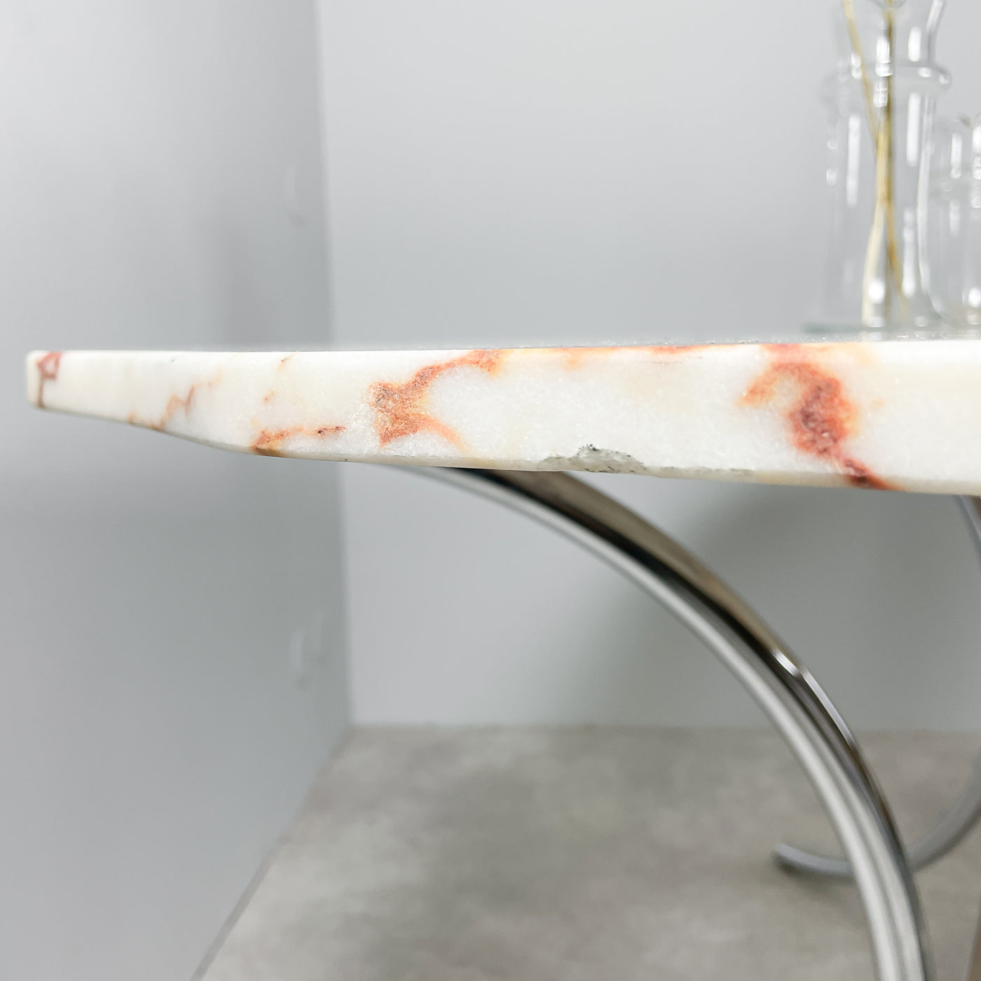 Matbord i marmor med kromade ben