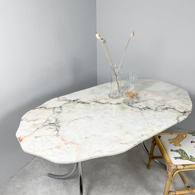 Matbord i marmor med kromade ben