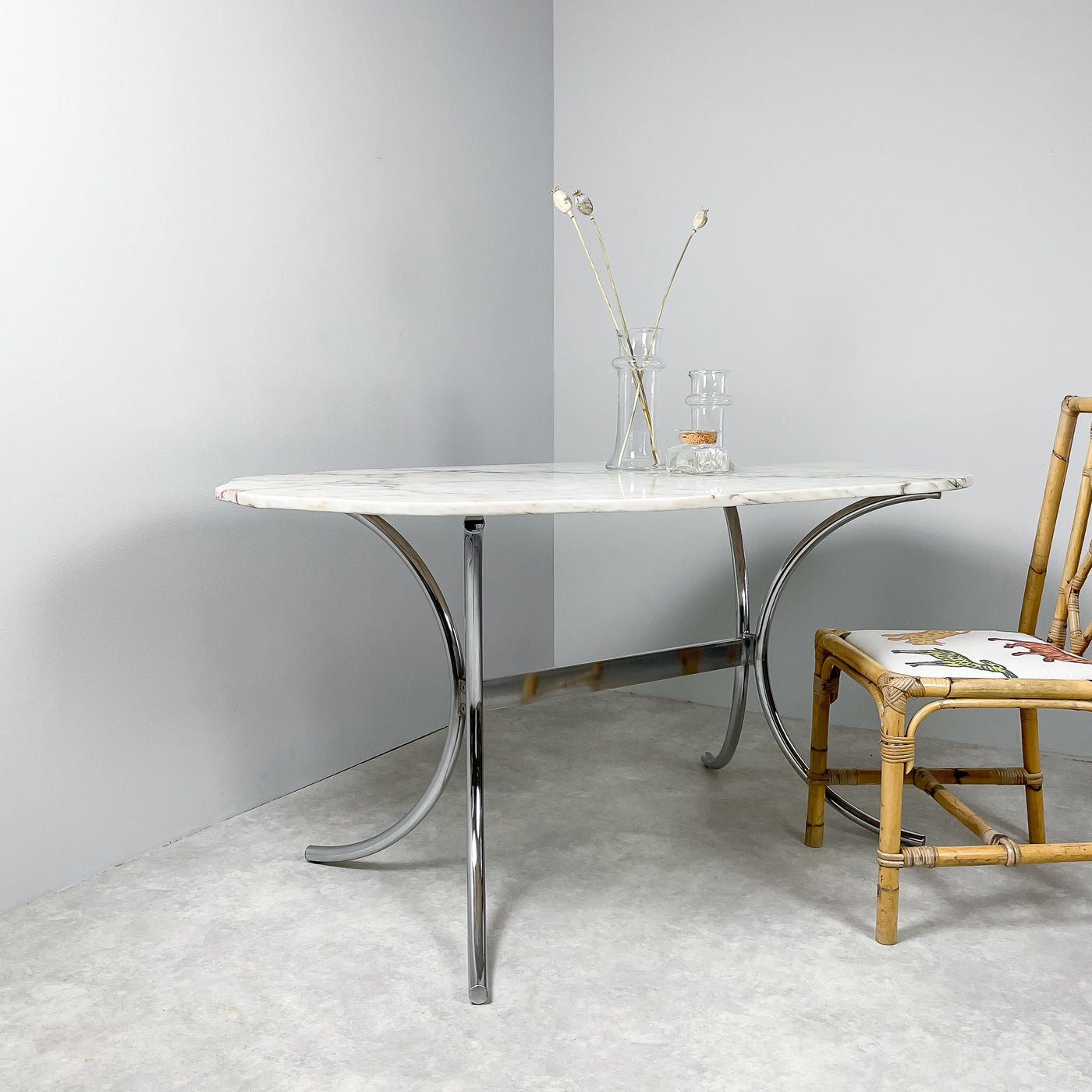 Matbord i marmor med kromade ben