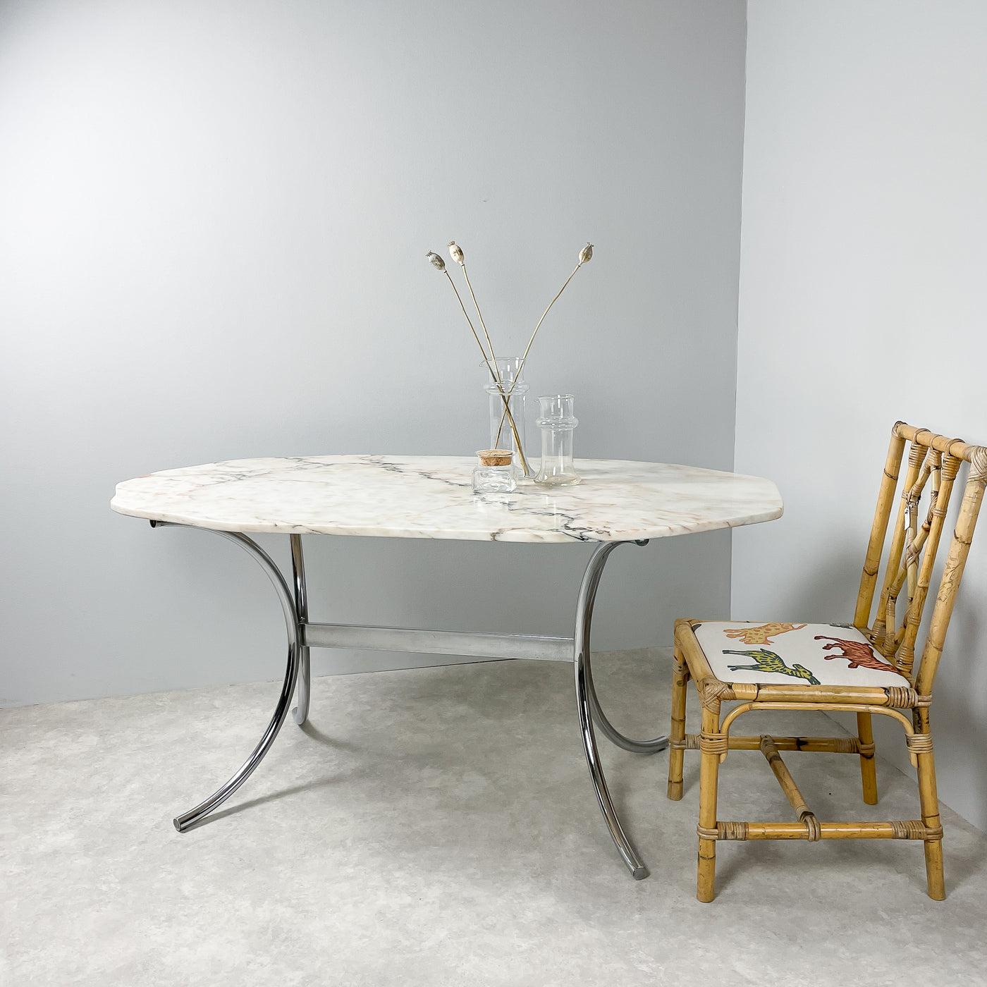 Matbord i marmor med kromade ben