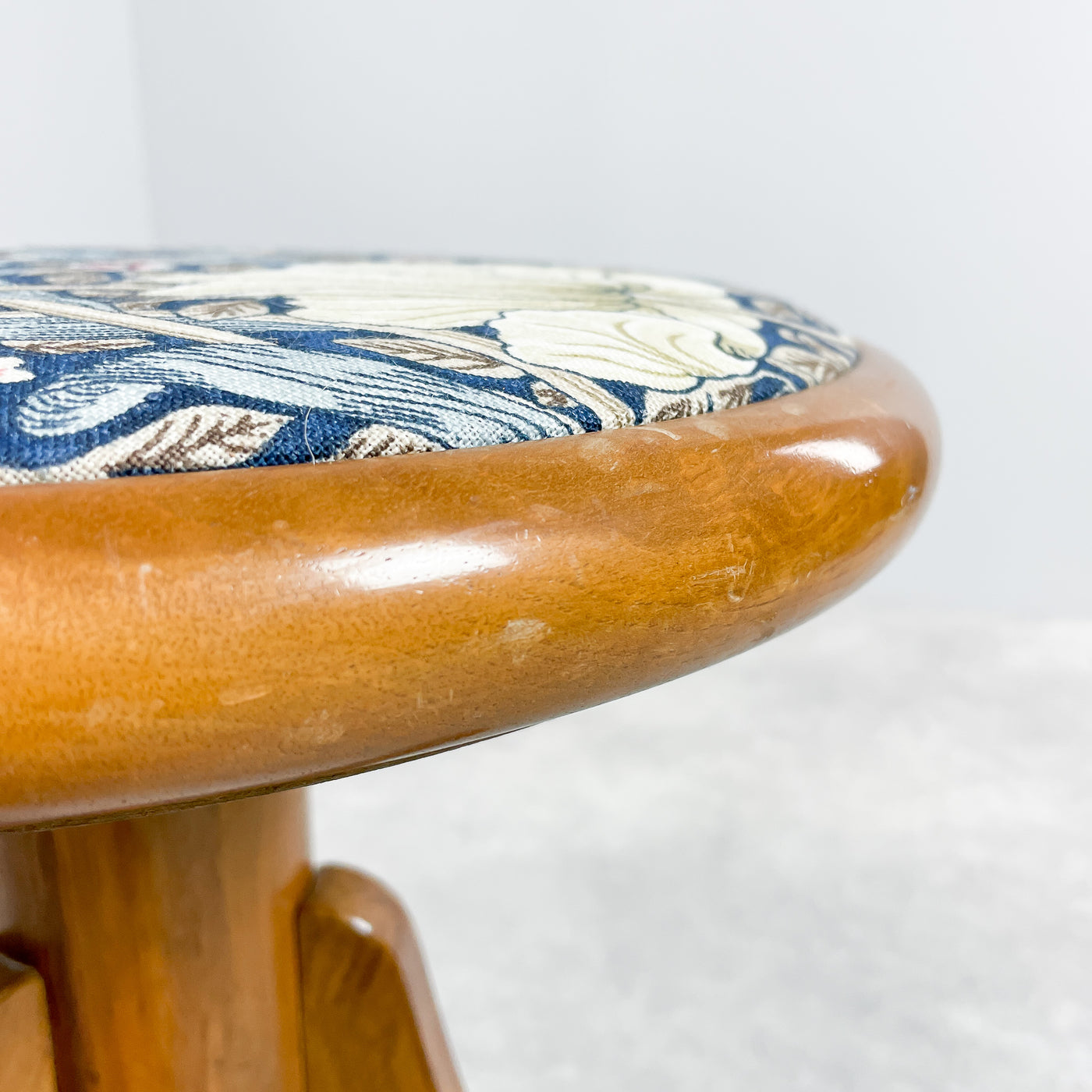 Rund pall med William Morris-tyg