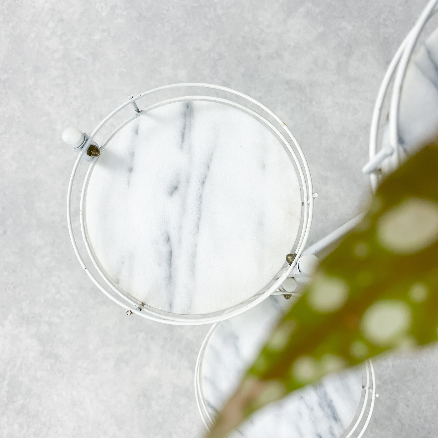 Piedestal - vit & marmor