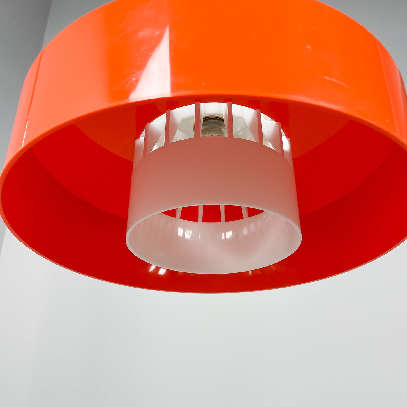70-talslampa i orange plast