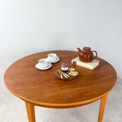 Runt bord i teak