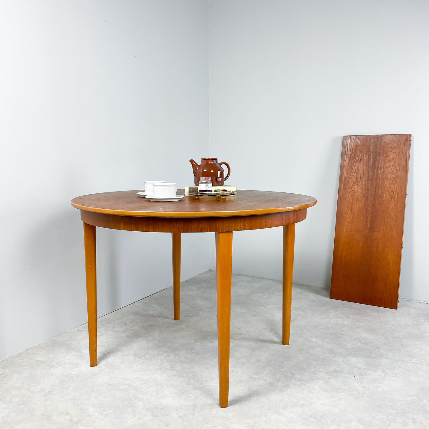 Runt bord i teak