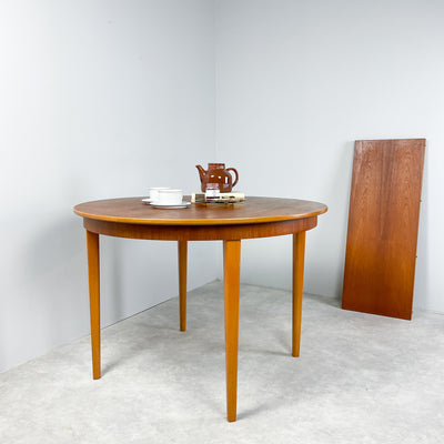 Runt bord i teak