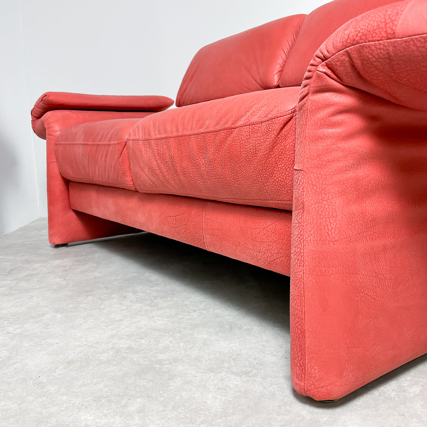 Designsoffa i rött skinn