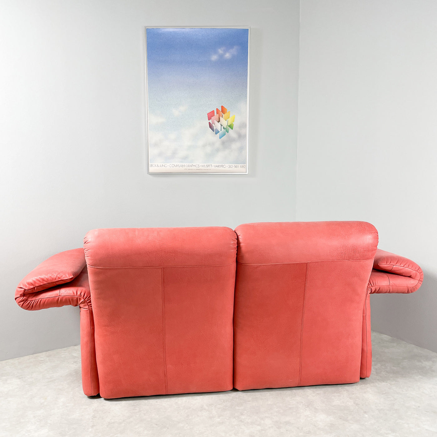 Designsoffa i rött skinn