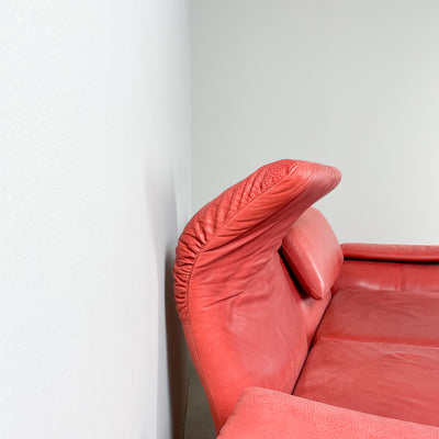 Designsoffa i rött skinn