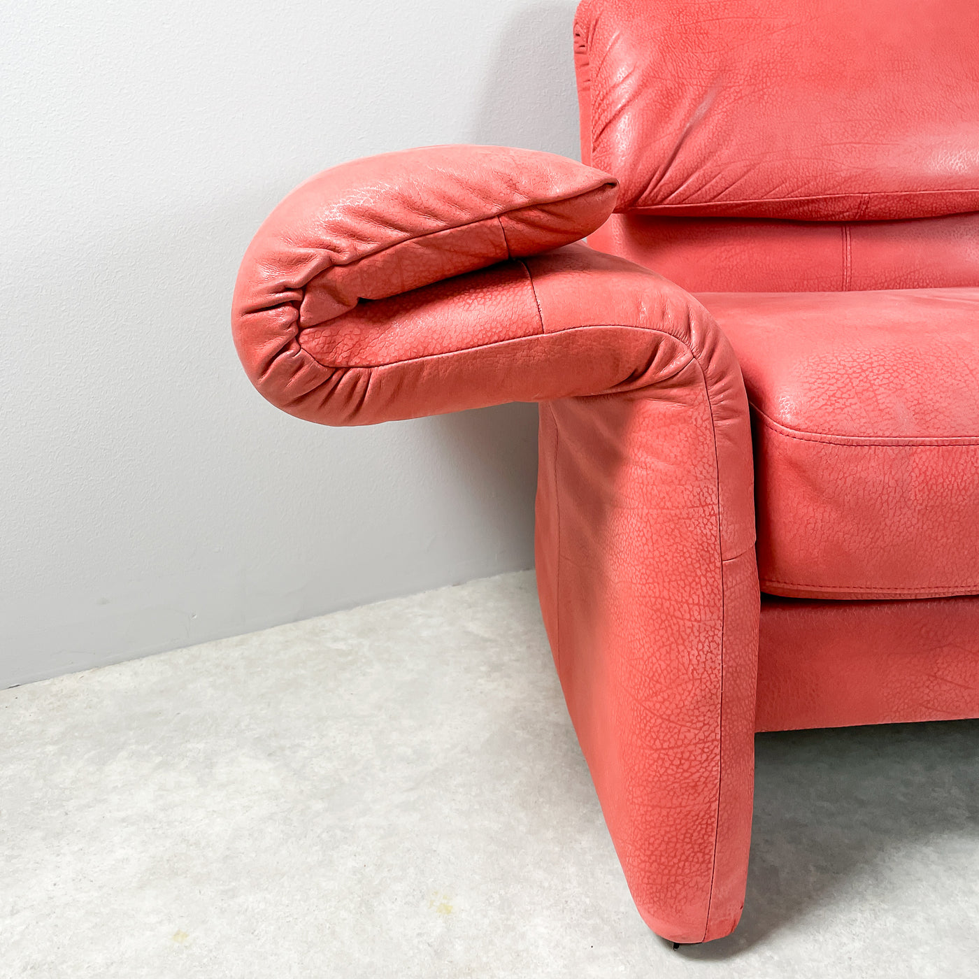 Designsoffa i rött skinn