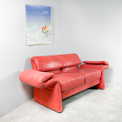 Designsoffa i rött skinn