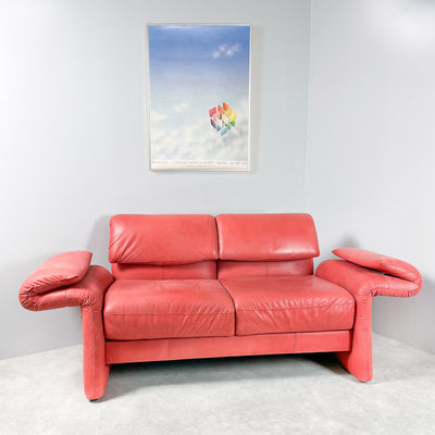 Designsoffa i rött skinn