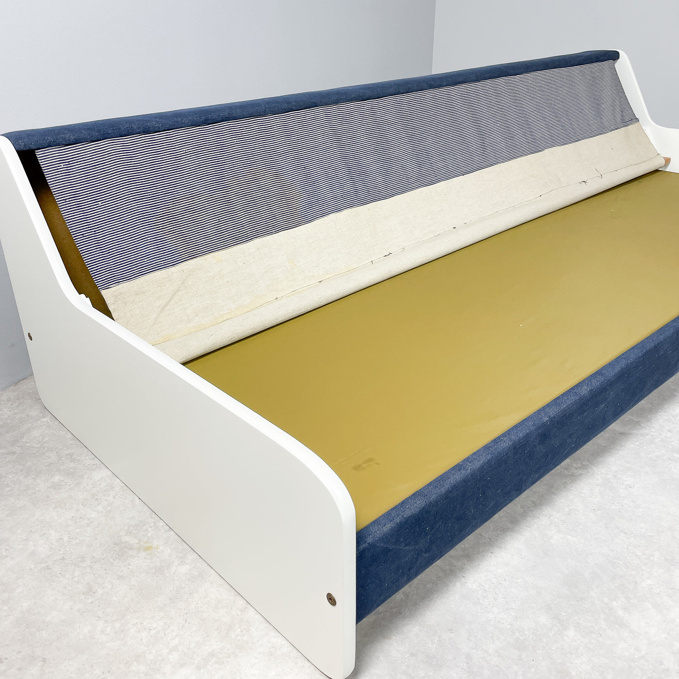 Skön bäddsoffa i vitt och denim