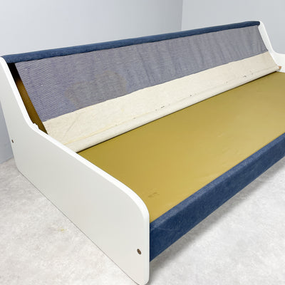 Skön bäddsoffa i vitt och denim