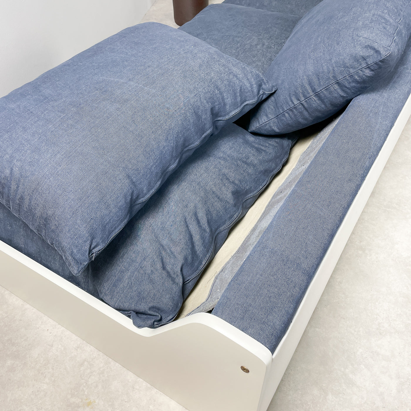 Skön bäddsoffa i vitt och denim