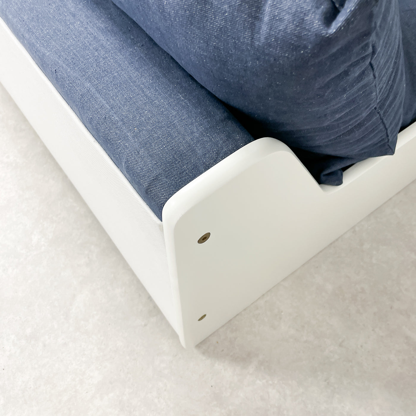 Skön bäddsoffa i vitt och denim