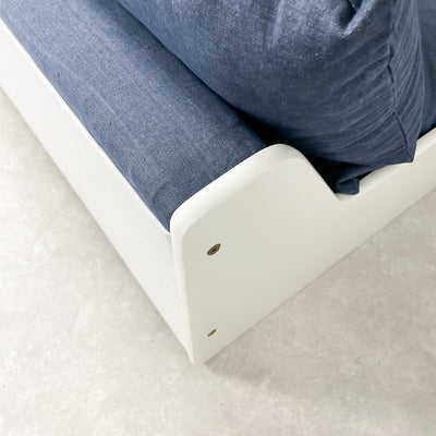 Skön bäddsoffa i vitt och denim