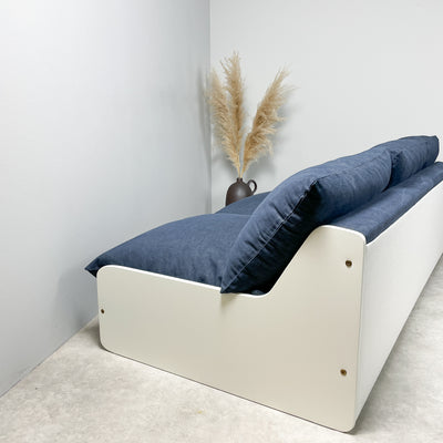 Skön bäddsoffa i vitt och denim