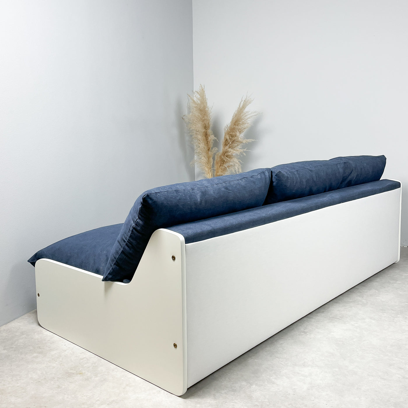 Skön bäddsoffa i vitt och denim