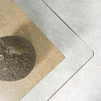 Soffbord i sten med glasskiva