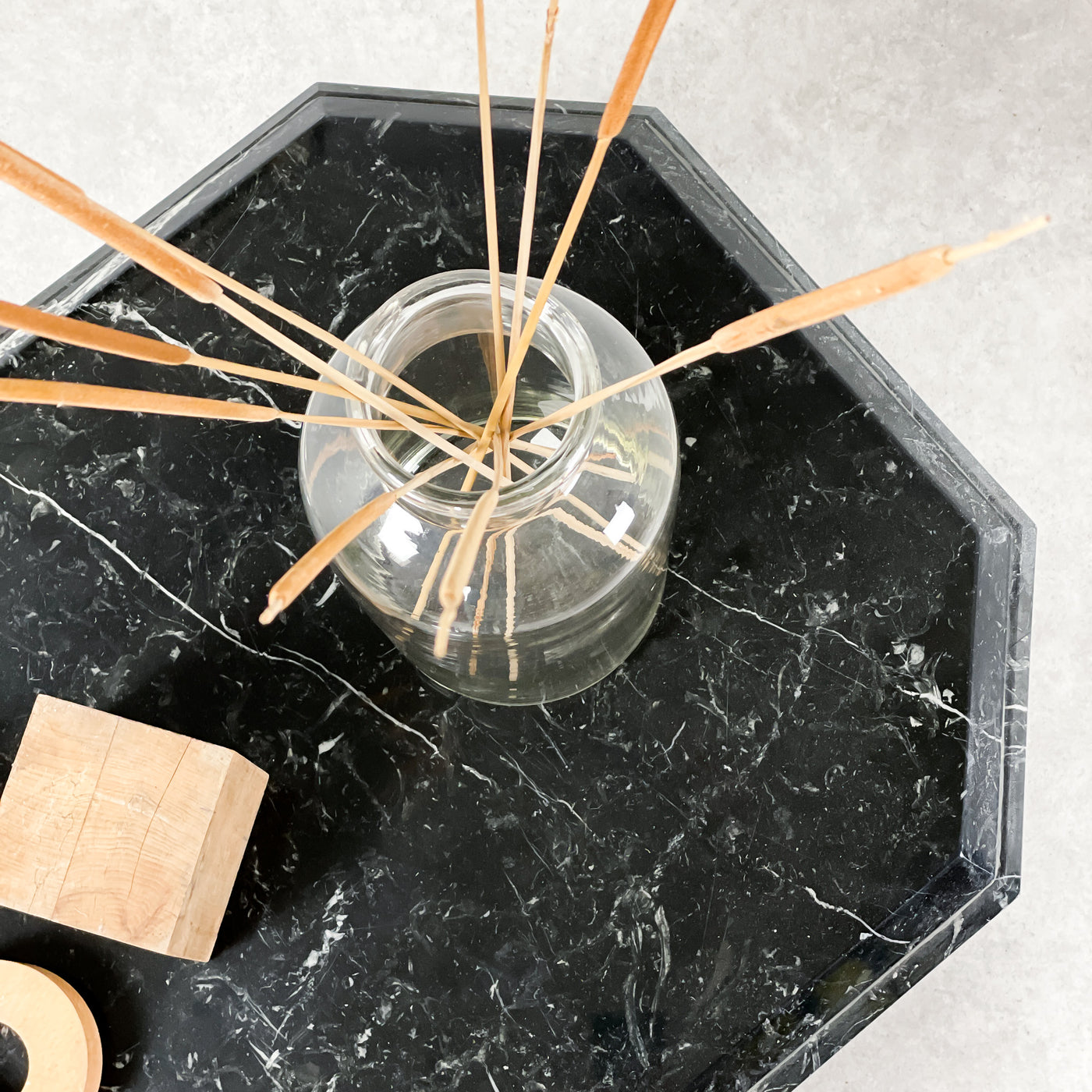 Soffbord i svart marmor