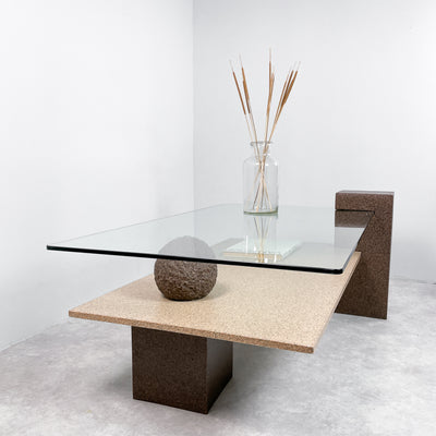 Soffbord i sten med skiva av glas
