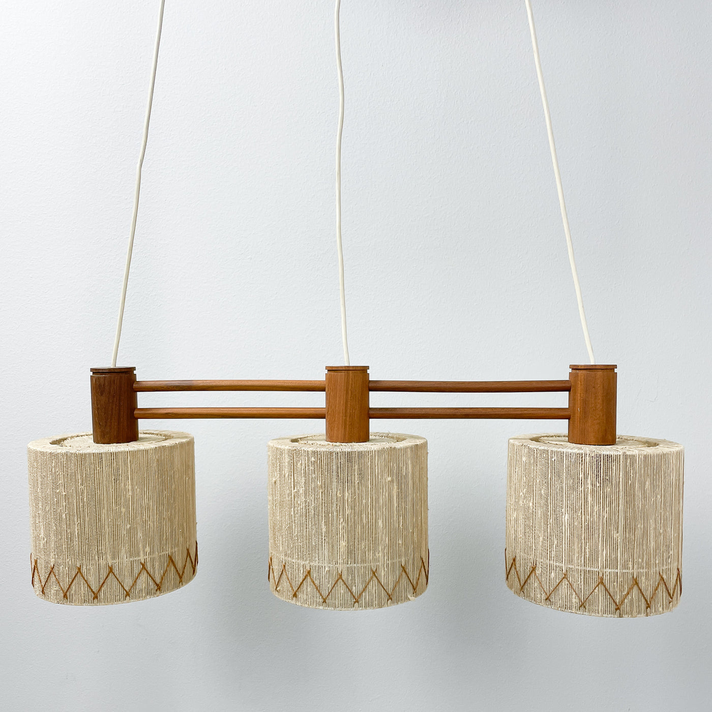 Pendellampa i teak