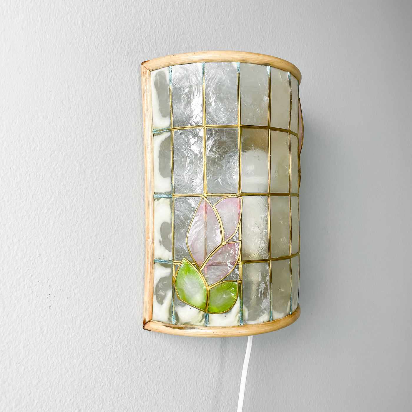 Vägglampa i bambu och snäckskal