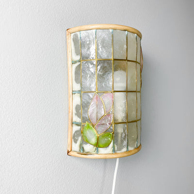Vägglampa i bambu och snäckskal