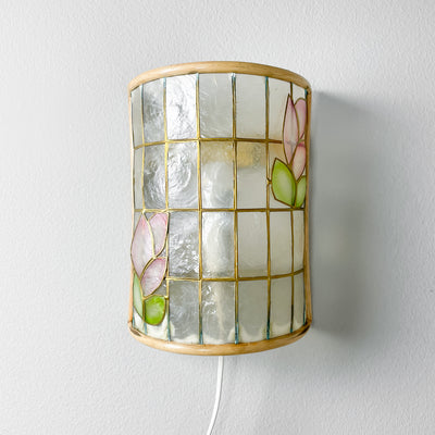 Vägglampa i bambu och snäckskal