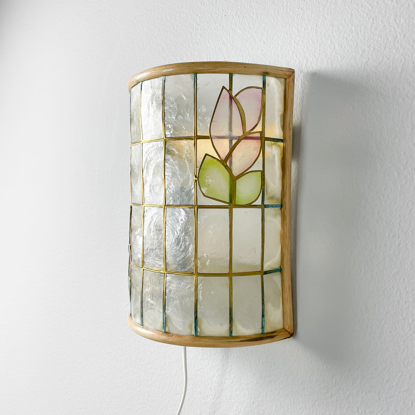 Vägglampa i bambu och snäckskal
