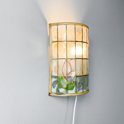 Vägglampa i bambu och snäckskal