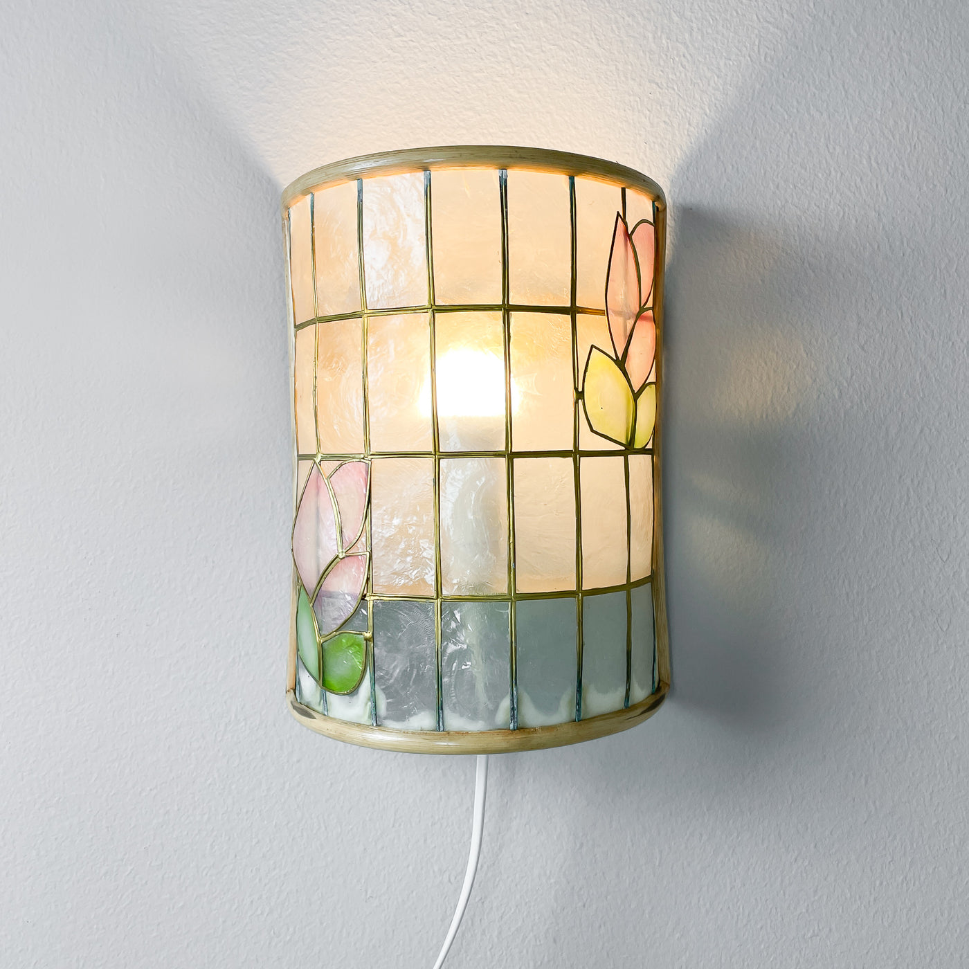 Vägglampa i bambu och snäckskal