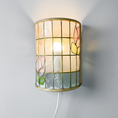 Vägglampa i bambu och snäckskal