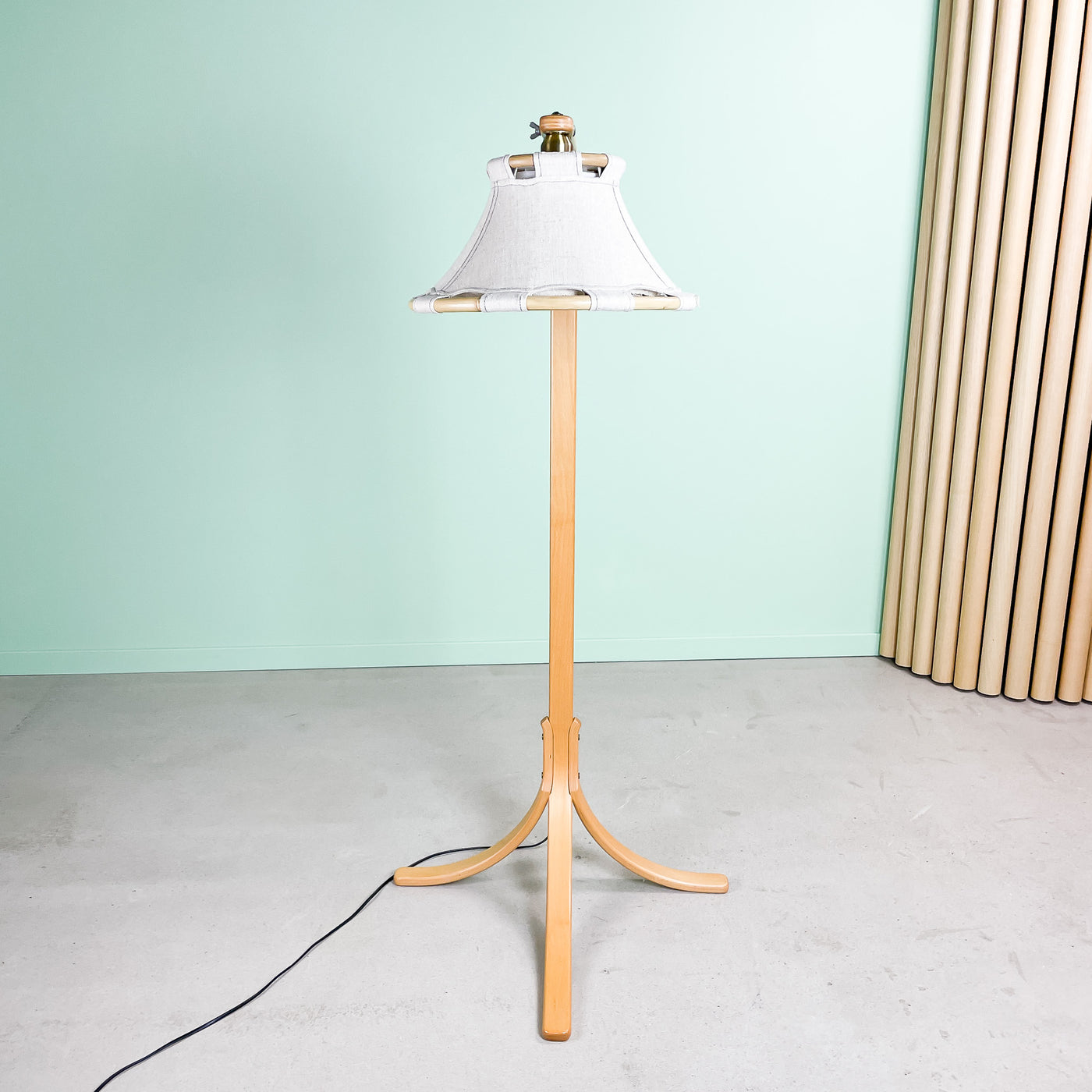 Golvlampa Anna-lampan beige Ateljé Lyktan