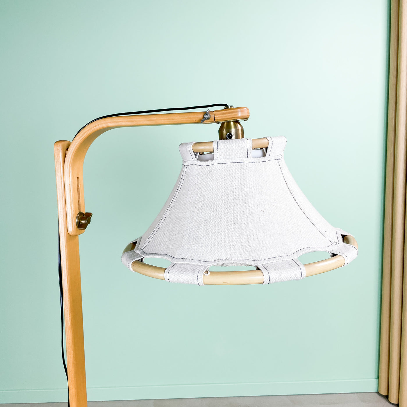 Golvlampa Anna-lampan beige Ateljé Lyktan
