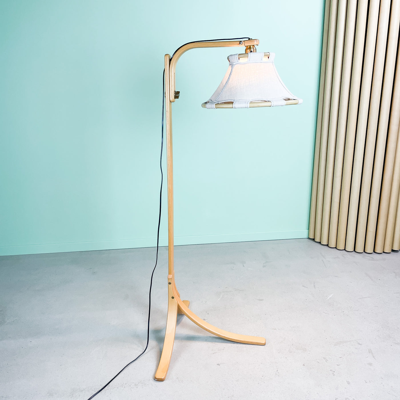 Golvlampa Anna-lampan beige Ateljé Lyktan
